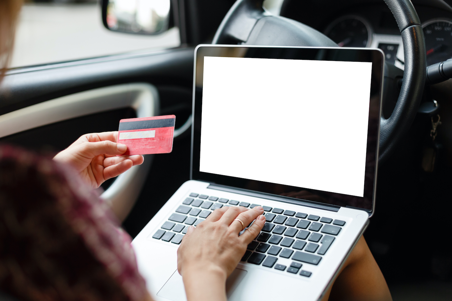 Collect information using the internet. Девушка с ноутбуком в машине